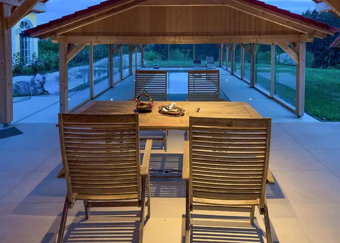 Privates Mit Pool ستاينز